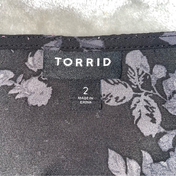 Torrid Faux Wrap Faux-Sleeve Tunic Top Black Floral Pink Sparkle Hi-Lo Size 2 - Picture 7 of 8
